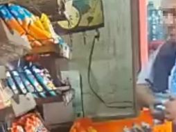 El video que desató la polémica es el que exhibe a un empleado de Marinela cuando sustrae productos en una tienda que es atendida por una persona de la tercera edad. TWITTER / @TlalpanVecinos