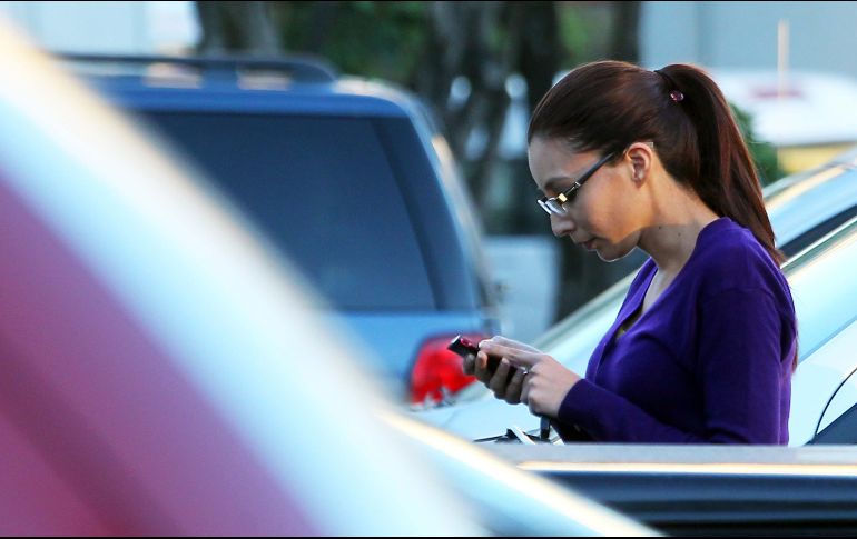 Las compañías tecnológicas enfrentan críticas tras las incesantes notificaciones y otras capacidades creadas para mantener a la gente pegada a sus pantallas. EL INFORMADOR / ARCHIVO
