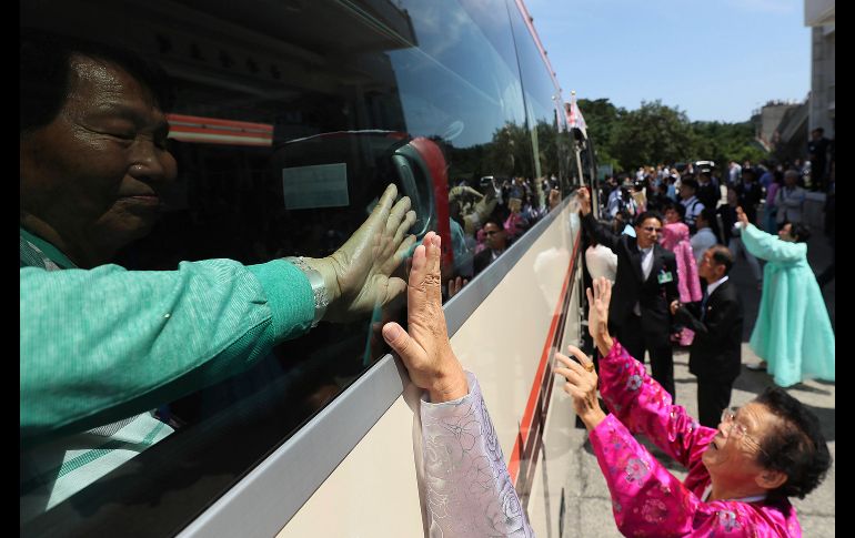 Norcoreanos despiden a sus familiares en Diamond Mountain, Corea del Norte, tras una reunión entre familiares separados durante la Guerra de Corea (1950-53) . AP/Yonha/Lee Ji-eun
