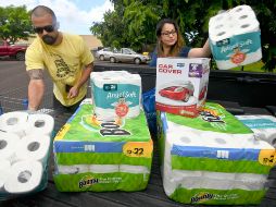 Ante la alerta, hombres y mujeres buscan abastecerse de alimentos enlatados, agua embotellada, artículos de higiene personal y hasta lámparas. AP / D. Fujimoto