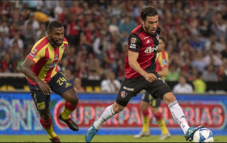 Vigón (D) sufrió un traumatismo craneoencefálico el pasado viernes, durante el partido contra Morelia. MEXSPORT/ARCHIVO