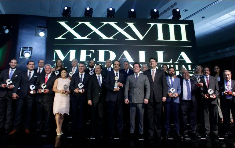 El gobernador Aristóteles Sandoval entregó un reconocimiento a 20 industriales distinguidos en su ramo. TWITTER / @AristotelesSD