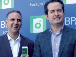 Álvaro Granada (izq), director general de combustibles de la firma en el país, espera cerrar el año con 500 gasolineras en México. EL FINANCIERO