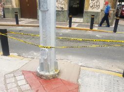 Los responsables de dejar la acera como estaba se limitaron a imitar el acabado de los materiales que demolieron; literalmente un parche. ESPECIAL