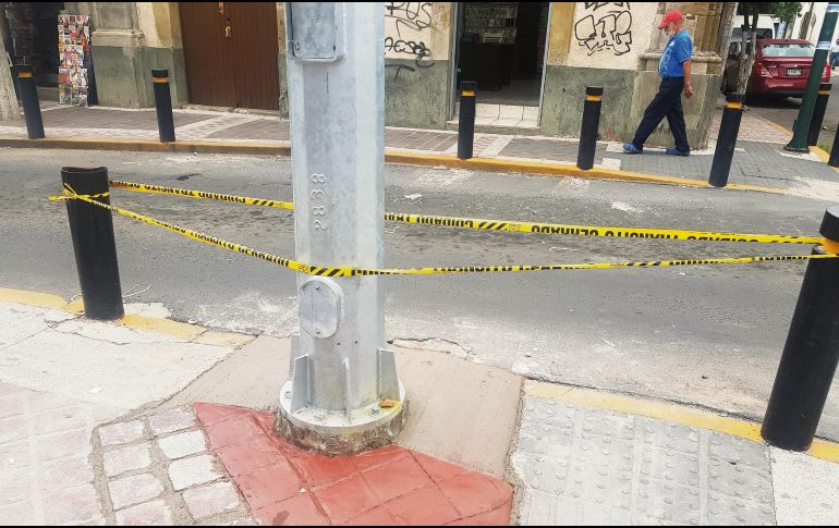 Los responsables de dejar la acera como estaba se limitaron a imitar el acabado de los materiales que demolieron; literalmente un parche. ESPECIAL