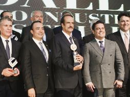 El Consejo de Cámaras Industriales de Jalisco y el gobernador Aristóteles Sandoval entregaron los reconocimientos. EL INFORMADOR / A. Camacho.