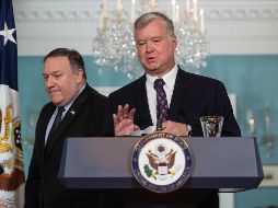 Stephen Biegun ofrece un mensaje junto al secretario de Estado, Mike Pompeo (izquierda). AFP / N. Kamm