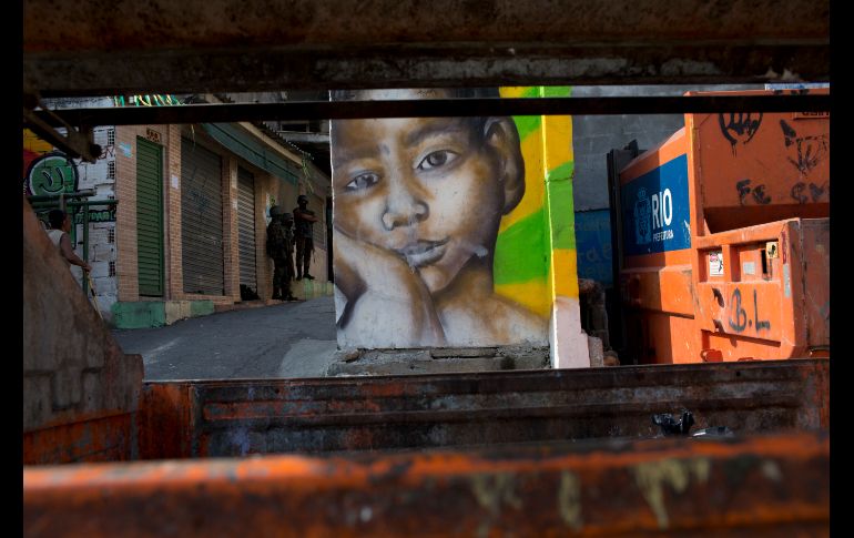 Militares patrullan en el vecindario Vila Cruzeiro de Río de Janeiro, Brasil, durante un operativo. AP/S. Izquierdo