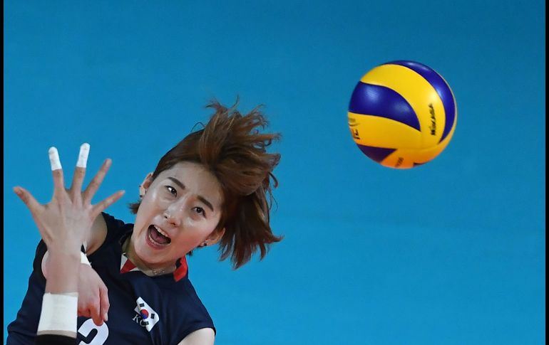 Jung Ho-young, de Corea del Sur, compite en un partido preliminar de volibol ante China, en el marco de los Juegos Asiáticos en Yakarta, Indonesia. AFP/P. Paranjpe