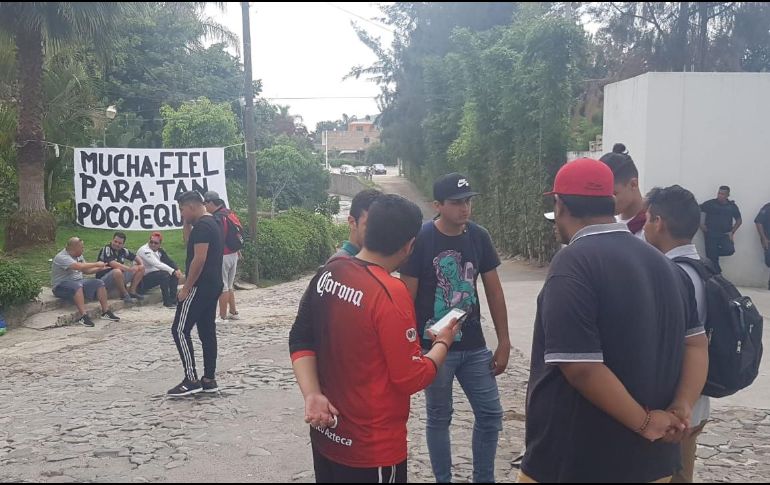 Los aficionados llevaban consigo media docena de blaquillos, haciendo referencia a lo que, a su juicio, le hace falta al Atlas. EL INFORMADOR/G. Gallo