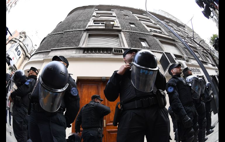 Un dispositivo de la Policía Federal de Argentina se despliega para allanar el departamento de la expresidenta a Cristina Fernández de Kirchner en Buenos Aires, como parte de las investigaciones por supuestamente haber recibido millonarios sobornos de empresarios. AFP/E. Abramovich
