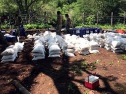 Los narcóticos se encontraban almacenados en costales y bidones. ESPECIAL/SEMAR