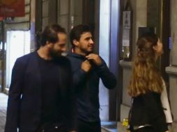 Imagen tomada de un video en el que aparecen Oswaldo Alanís (derecha) y su representante (izquierda) caminando por las calles de Oviedo. ESPN