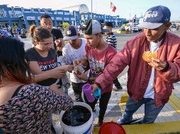 Voluntairos religiosos ofrecen alimentos a venezolanos que salieron de su país. AFP/C. Bouroncle