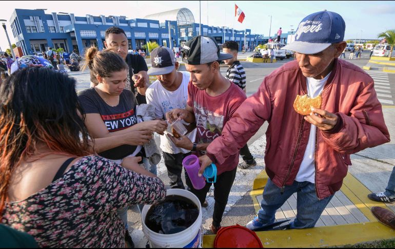 Voluntairos religiosos ofrecen alimentos a venezolanos que salieron de su país. AFP/C. Bouroncle