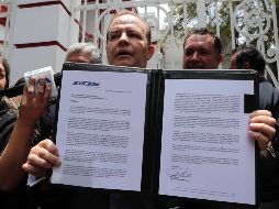 Gustavo Jiménez Pons muestra el documento de intención de compra del avión presidencial “José María Morelos y Pavón”, afuera de la casa de transición. SUN/J. Reyes