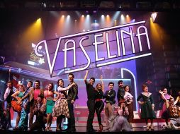 El montaje cuenta con una gran producción, la cual tiene un equipo de trabajo de aproximadamente 250 personas y 18 cambios de escenografía, basados en los años 50 y 60. Asimismo, se le suman 115 cambios de vestuario. TWITTER / @vaselinaoficial