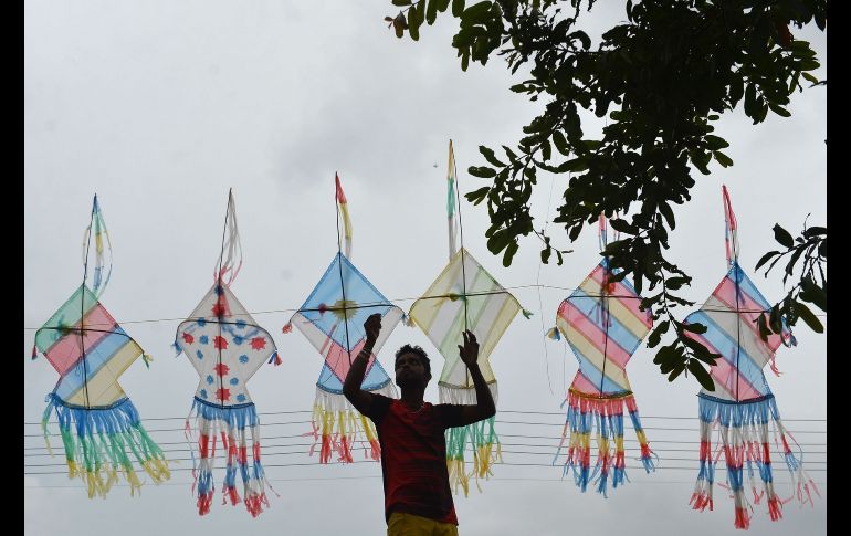 Un vendedor callejero cuelga papalotes en Colombo, Sri Lanka. AFP/L. Wanniarachchi