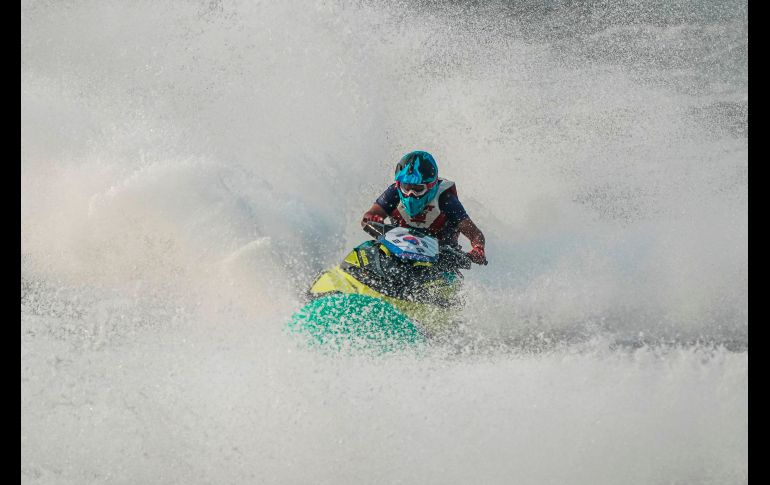 Lee Dae-soo, de Corea del Sur, compite en una prueba de jetski en Yakarta, Indonesia, en el marco de los Juegos Asiáticos. AFP/F. Dufour