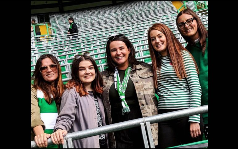 Pese a que los temas futbol y mujeres siguen siendo poco relacionados, la presencia femenina es cada vez mayor no sólo en el terreno de juego sino también en las tribunas. TWITTER / @zoehitchen