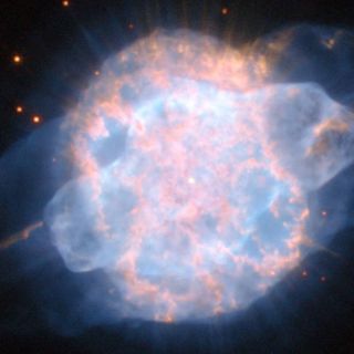 La NASA muestra imagen de restos de gigante roja en el centro de una nebulosa