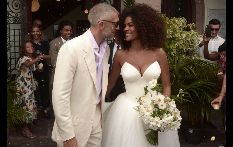 El actor francés Vincent Cassel, de 51 años, y la modelo Tina Kunakey, de 21, salen del ayuntamiento de Bidart, en el País Vasco francés tras contraer matrimonio. AFP/I. Gaizka