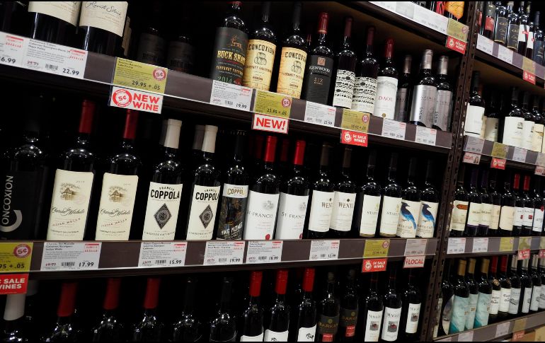 Aunque científicos admiten que beber moderadamente protegería contra unas enfermedades, los riesgos son mayores. EL INFORMADOR/ARCHIVO