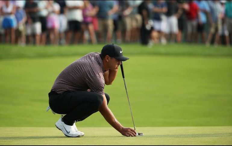 Con sus 65 golpes de ayer en Ridgewood, Brooks Koepka escaló cuatro posiciones para llegar a la cima. AFP/G. Shamus