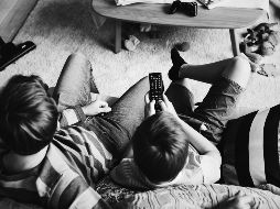 Según datos del IFT, los niños consumen 4.46 horas diarias de televisión. ESPECIAL/Freepik.com