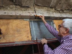 Un experto en restauración de monumentos muestra una de las afectaciones en el templo. EL INFORMADOR/E. Barrera