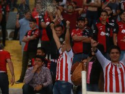 Mientras los seguidores rojiblancos celebran, los rojinegros enmudecen tras el gol de Orbelín. EL INFORMADOR/G. Gallo
