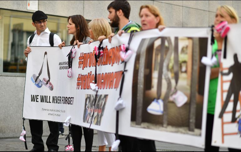 Otro grupo de manifestantes desplegó hoy banderas y pancartas reivindicativas en la céntrica Dame Street. AP/ B. Stansall