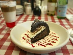 Algunas personas llegan a comer hasta 11 gramos al día, más del doble de lo permitido, y también hay un abuso en la ingesta de azúcar. EL INFORMADOR / ARCHIVO