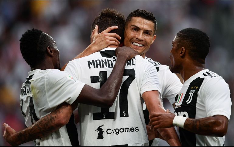 Cristiano celebra con Mandzukic el segundo tanto del equipo de Turín. AFP/M. Bertorello