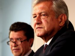 Se trata de una atención con López Obrador (d); 