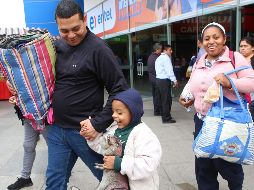 La obtención de pasaporte es un trámite difícil de conseguir por la corrupción, la burocracia y la falta de papel en Venezuela. AFP / T. Bizca