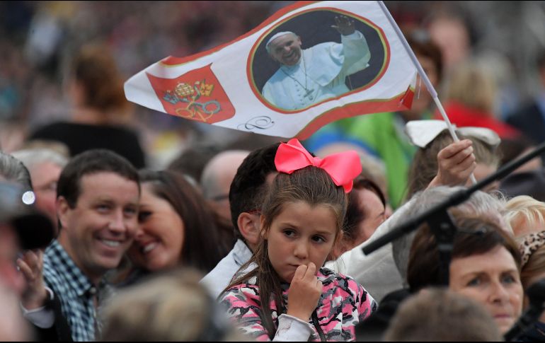 Asistentes con banderas del líder católico abarrotaron todos los lugares que éste visitó. AFP/T. Fabi