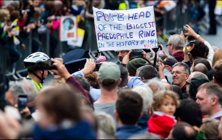 Un manifestante sostiene un mensaje contra la visita del Papa Francisco. EFE/W. Oliver