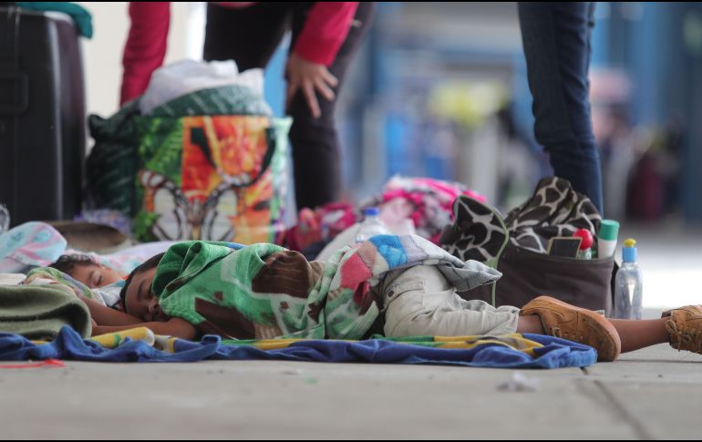 Niños venezolanos descansan en los Centros Binacionales de Atención en Frontera, en Tumbes, Perú. EFE/E. Arias