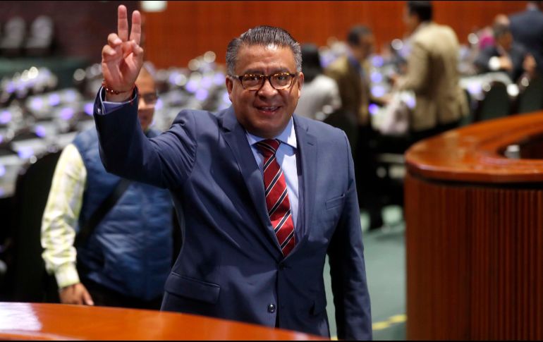 El diputado Horacio Duarte Olivares, de Morena, realiza su registro para el trámite de credencialización para la 64 Legislatura en la Cámara de Diputados. SUN/I. Olivares