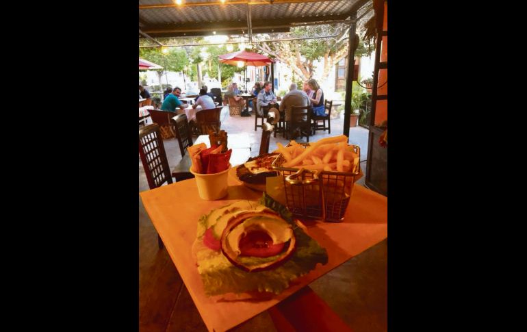 Cerveza y hamburguesa. Dos sabores celestiales se dan la mano.