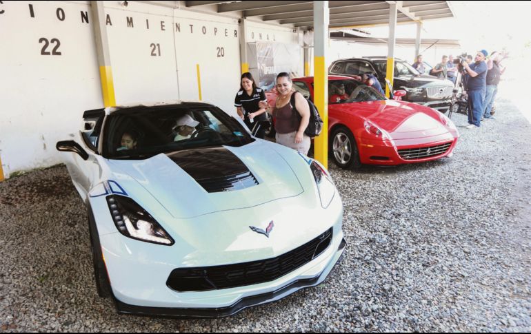 Paseo de lujo. Los infantes y sus familiares, en los automóviles de gama alta. EL INFORMADOR/G. Gallo