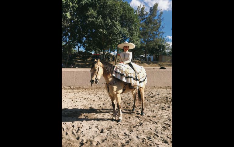Uniforme. Para competir sólo se puede hacer con vestimenta de Adelita (en la foto) o de charra. Hay un tercero, el de china poblana, pero ese no entra en competencia.