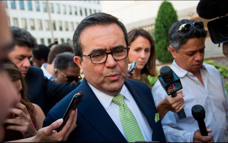 Ildefonso Guajardo, secretario de Economía, lideró junto al canciller Luis Videgaray, la plática sabatina en la oficina del representante comercial de Estados Unidos. AFP / ARCHIVO