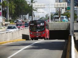 Un camión de la ruta 634 sale del paso a desnivel de Avenida Américas, cuando su derrotero es por la lateral para que aborde el pasaje de los paraderos de la calle Colomos y de Mar Rojo. EL INFORMADOR / F. Atilano