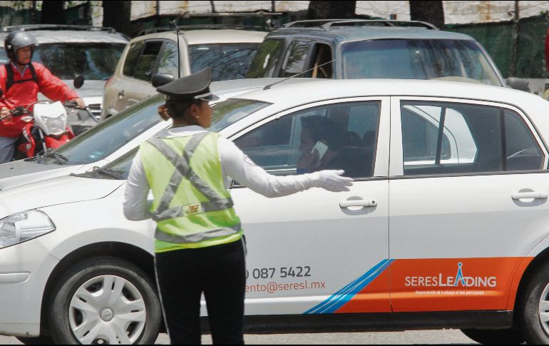 La Policía Vial no ha desplegado un operativo especial para evitar que se use el celular al conducir. EL INFORMADOR / A. Camacho