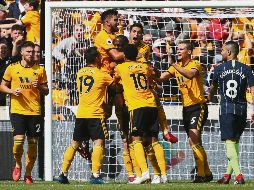 Raúl Jiménez y sus compañeros del Wolverhampton abrazan a Willy Boly tras su anotación contra el Manchester City. AFP