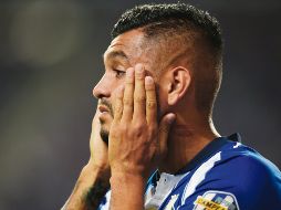 Jesús “Tecatito” Corona, quien entró de cambio al 51’, se lamenta tras el segundo gol del Guimaraes. AFP