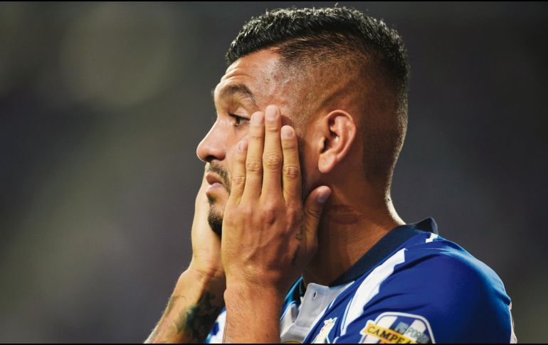 Jesús “Tecatito” Corona, quien entró de cambio al 51’, se lamenta tras el segundo gol del Guimaraes. AFP