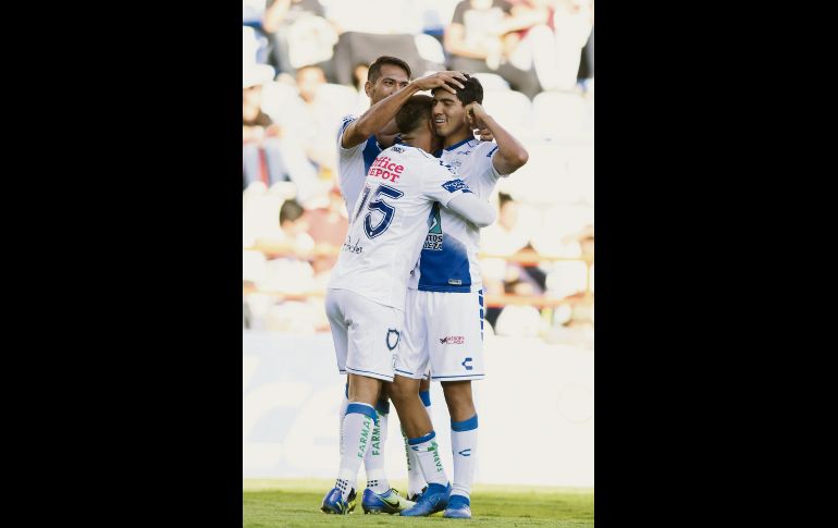 Erick Gutiérrez celebra con sus compañeros un gol de buena manufactura contra los poblanos.  MEXSPORT